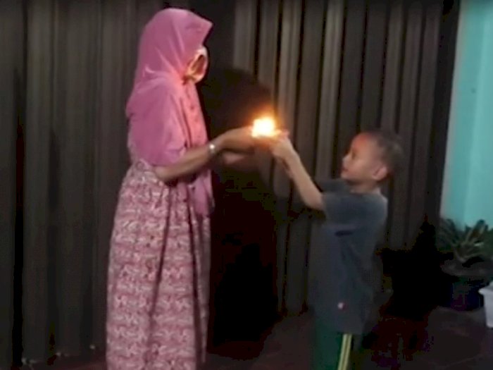 Sedih! Listrik Rumah Nenek yang Tinggal di Sumut Ini Diputus, Cucu Belajar Memakai Lilin