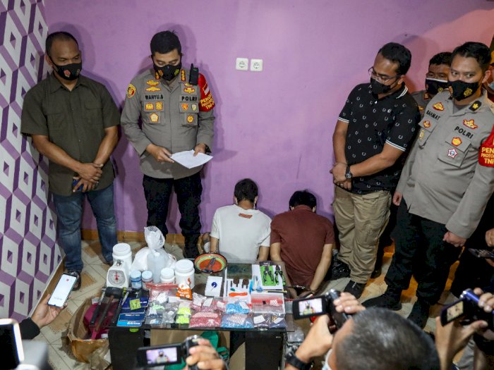 FOTO: Penggerebekan Rumah Produksi Narkoba di Tangerang