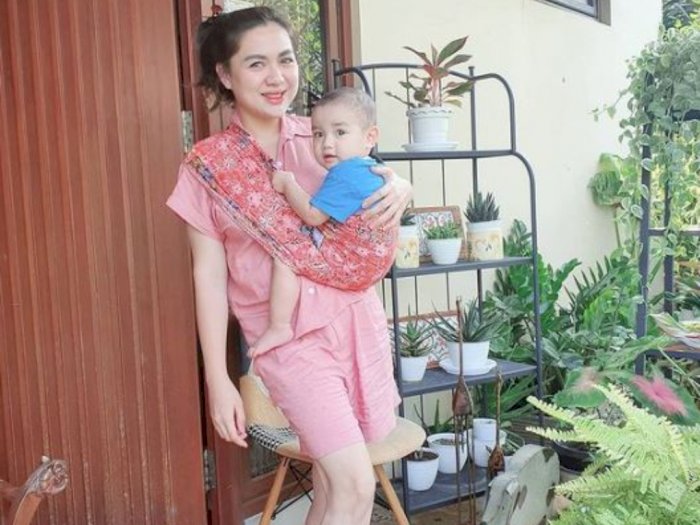 Vicky Shu Gendong Anak dan Ungkap Makna 'Jarik', Netizen Justru Salfok ke Bagian Lutut