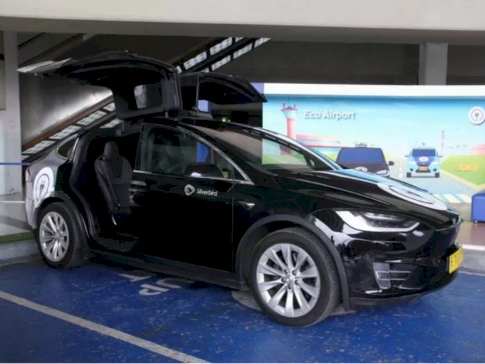 Canggih! Bandara Soekarno-Hatta Hadirkan Taksi Listrik Tesla