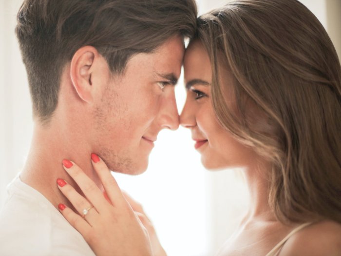 Tips Cara Menjadi Pasangan Romantis Agar Hubungan Harmonis