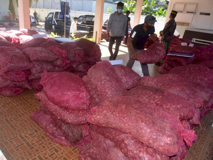 FOTO: Bea Cukai Hibahkan Bawang Merah Impor Ilegal Ke Pesantren