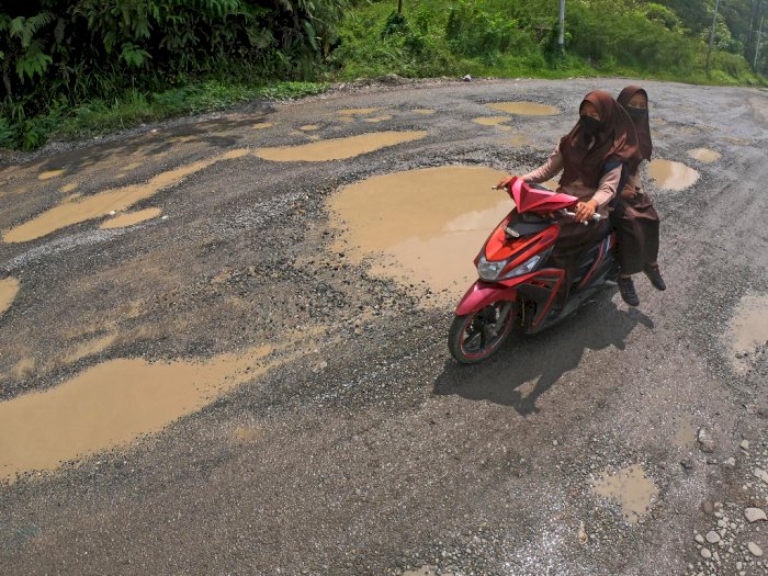 FOTO: Jalan Lintas Sumatera Sijunjung Rusak