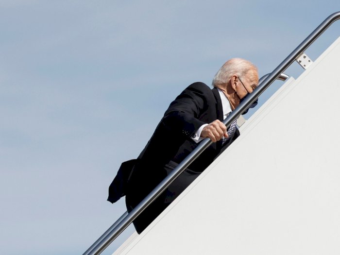 Presiden AS Joe Biden Jatuh 3 Kali Saat akan Naik Air Force One, Tidak Ada yang Menolong