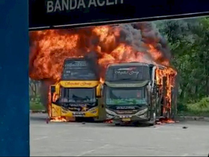 Video Detik-detik Dua Unit Bus Terbakar di Terminal Banda Aceh