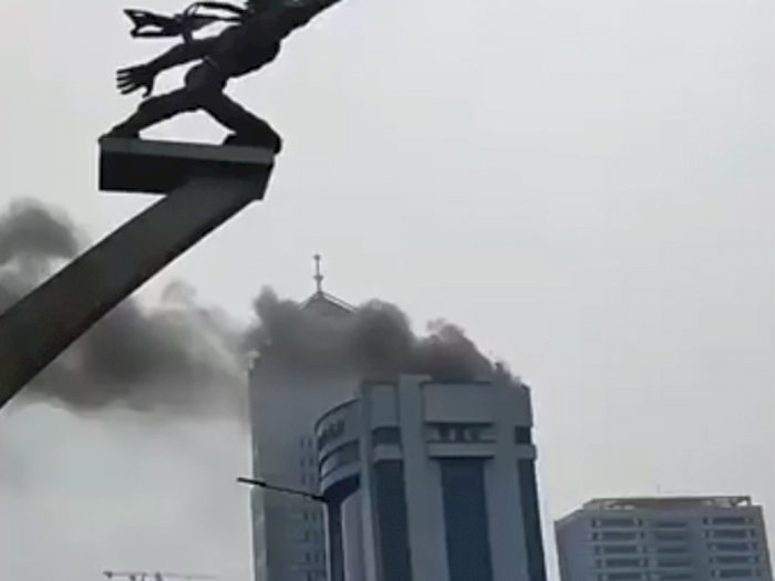 Rooftop Gedung Mustika Ratu Terbakar Hingga Menimbulkan Kepulan Asap di Udara