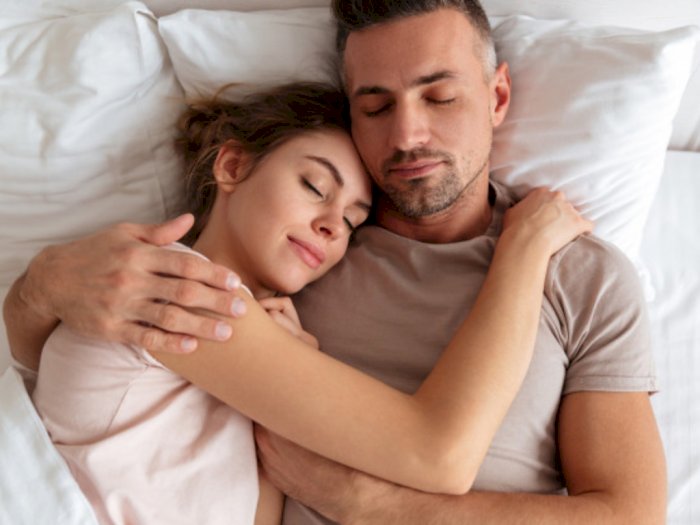 3 Posisi Tidur yang Dapat Mempererat Hubungan Rumah Tangga, Apa Saja ya?