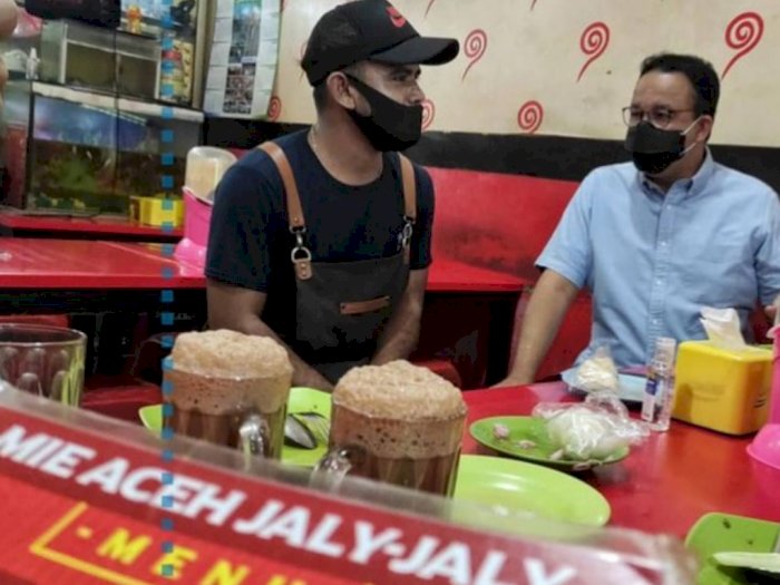 Makan Mie Aceh, Anies Ceritakan Tentang Rasa dan Penjual yang Tidurnya Hanya di Warung