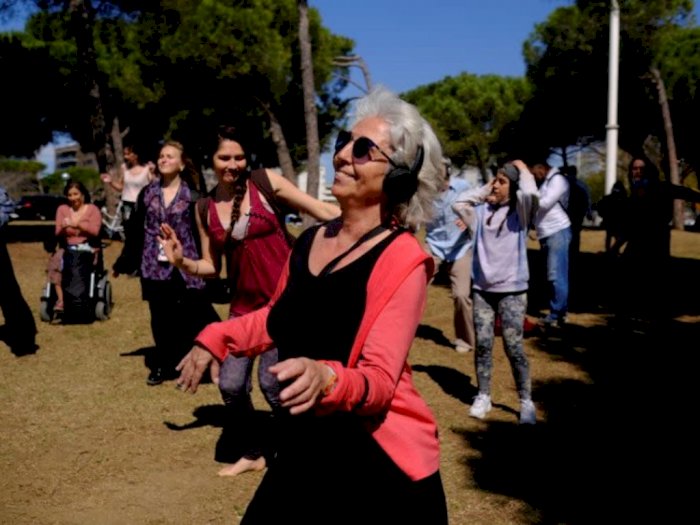 Rombongan Penjelajah Barcelona Nikmati 'Silent Disco' dengan Terapkan Social Distancing!