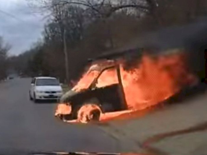 Layaknya Film Hollywood, Ini Rekaman Video Mobil Van yang Terbakar!