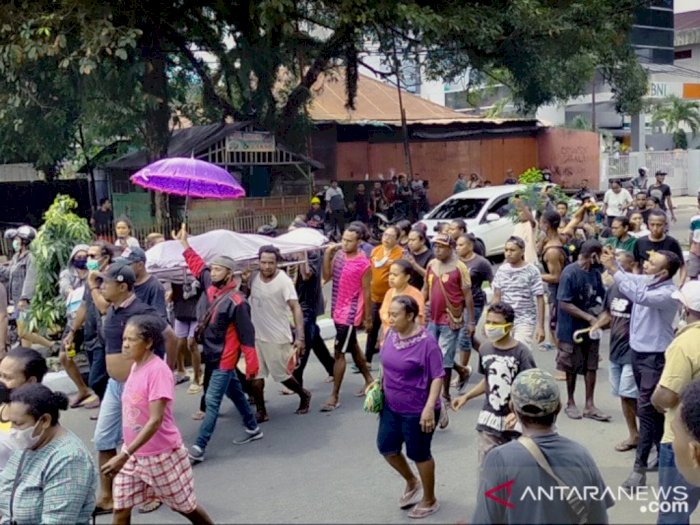 Heboh Korban Pembunuhan 2 PNS di Manokwari, Jenazah Diarak Ratusan Massa saat Pemakaman