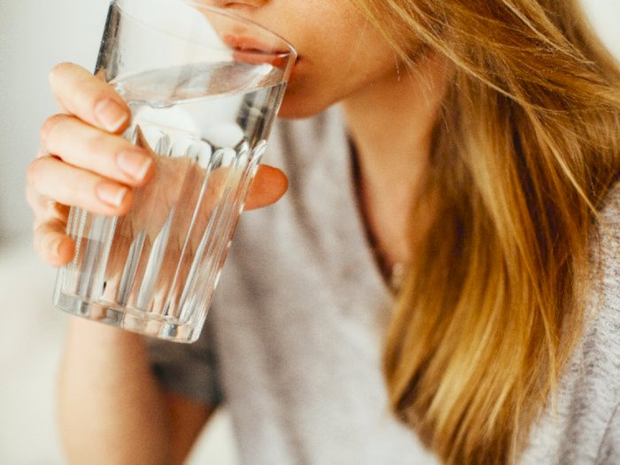 Rajin Minum Air Putih saat Work From Home, Apa Manfaatnya?
