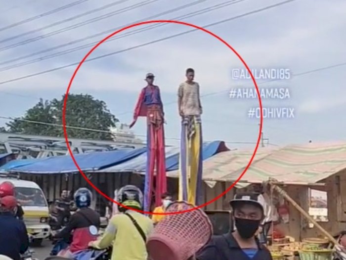 Viral 'Manusia Kaki Panjang'  Atraksi di Jalan, Bikin Netizen Deg-degan