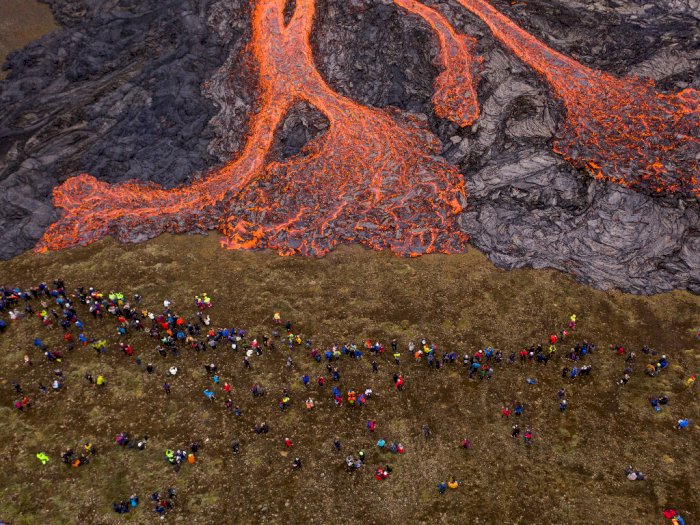 FOTO: Ribuan Orang Menonton Lahar Panas Gunung Berapi di Islandia