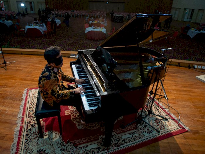 FOTO: Rekor Konser Piano Dengan Mata Tertutup