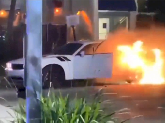 Mobil Dodge Challenger Ini Terbakar di Tengah Jalanan Miami, Apa Penyebabnya?
