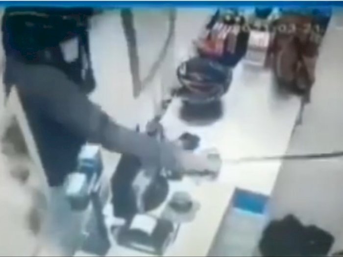 Mengerikan, Perampok Tebas Pegawai Minimarket Pakai Pedang di Pagar Alam, Terekam CCTV