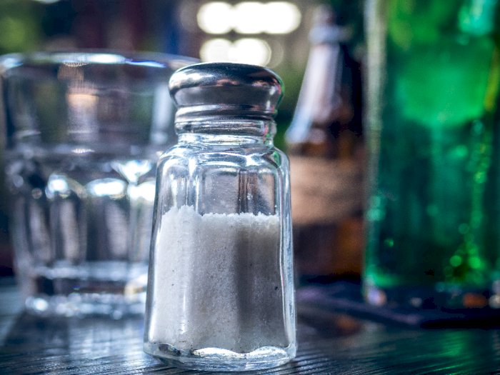 Bahaya Makan Garam Berlebih Seperti Salt Challenge | Indozone.id