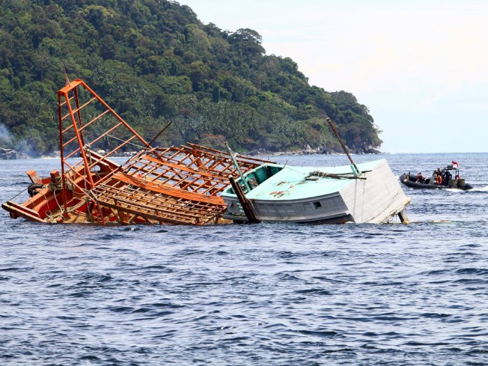 FOTO: Pemusnahan Kapal Pencuri Ikan di Kalbar