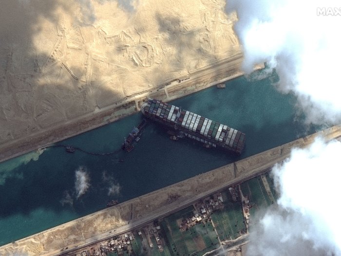 Terusan Suez Terblokir Kapal Kontainer, Harga Minyak Naik