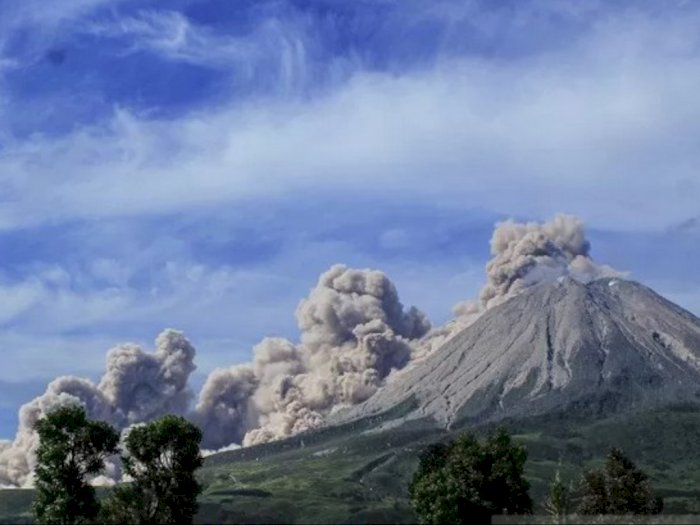 Status Siaga! Erupsi Gunung Sinabung Luncurkan Awan Panas 1.000 Meter