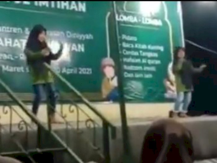 Edan!! Dua Bocah Perempuan Ini Joget TikTok di Acara Imtihan, Netizen: Panitanya Goblok! 