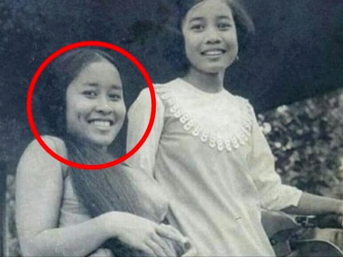Foto Jadul Dua Gadis di Atas Vespa Tahun 1960-an, Netizen Salfok Rambut yang Kiri