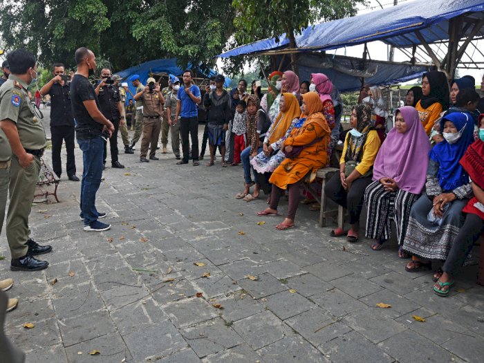 FOTO: Penertiban Pedagang Pelanggar PPKM di Banten