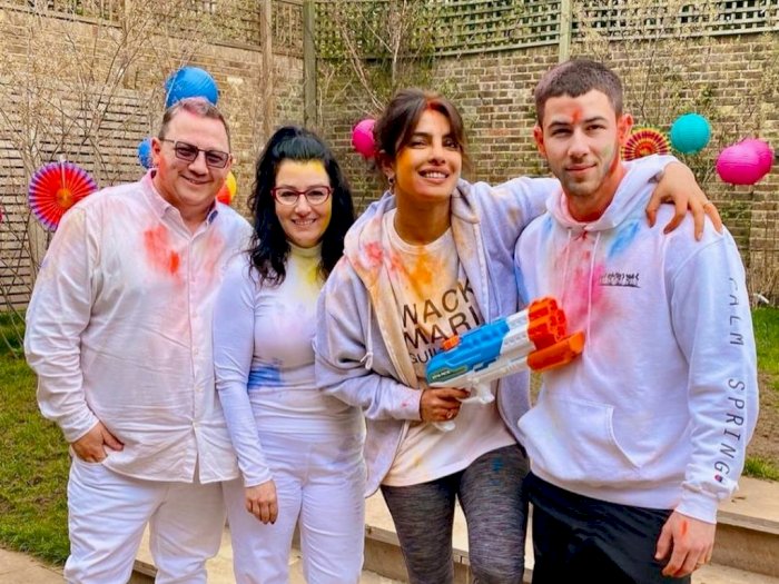 Masih Pandemi, Priyanka Chopra dan Nick Jonas Rayakan Holi di London 