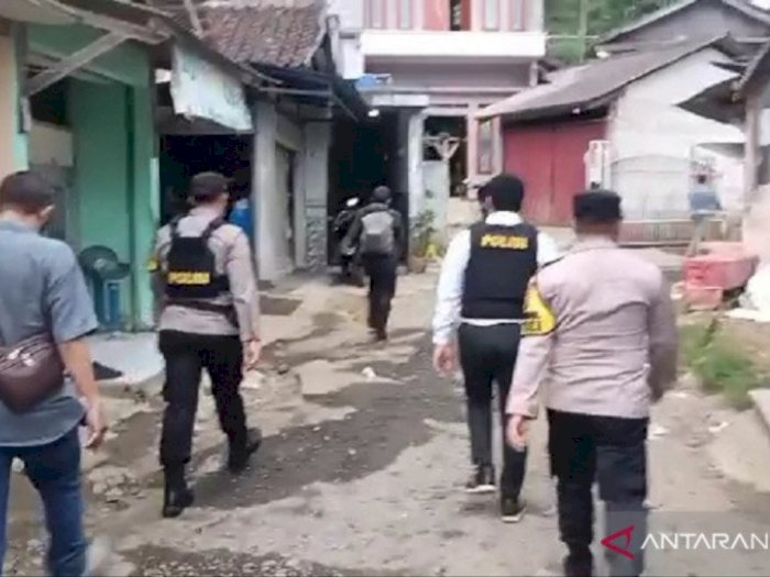 Densus 88 Gerebek Terduga Teroris di Sukabumi, Petugas Sita Barang Bukti