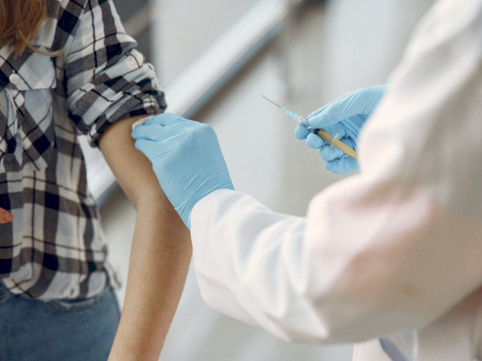 Efek Samping Yang Mungkin Bisa Kamu Alami Usai Suntik Vaksin AstraZeneca