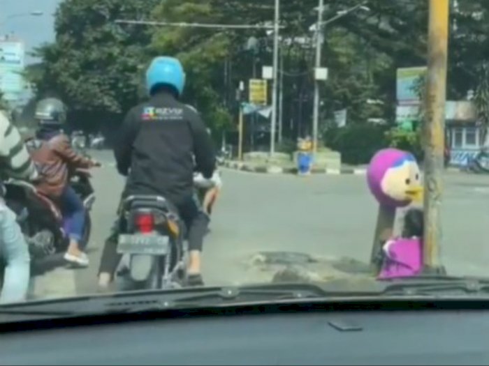 Viral Bocah Pakai Maskot Bersandar di Lampu Lalu Lintas, Bikin Netizen Terenyuh