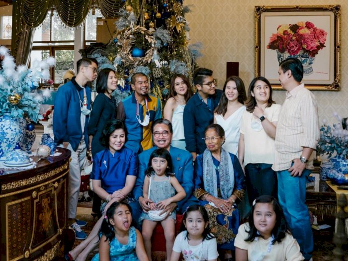 Unggah Foto Keluarga, Dress Code Putri Hotma Sitompul Disoroti Netizen: Kok Beda Sendiri?