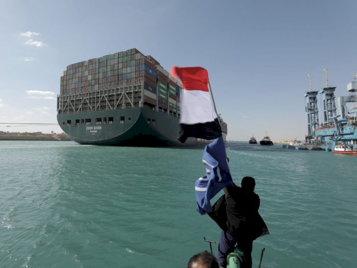 Momen Kapal Penarik Ramai Bunyikan Klakson, Girang Ever Given Tak Lagi Sumbat Terusan Suez