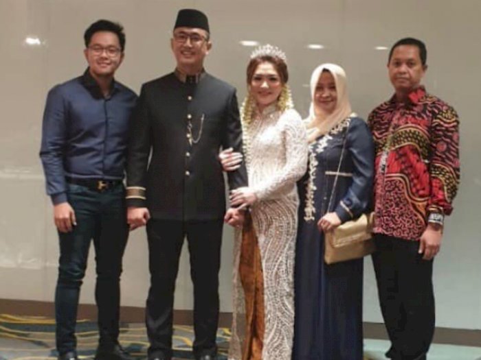 Suami Direbut Teman Sendiri, Netizen Serbu Foto Pernikahan Agung Rahardjo dan Linda Wijaya