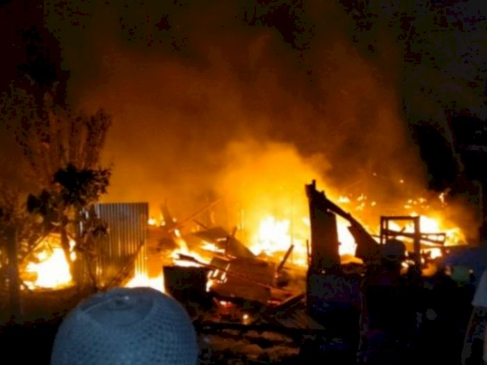Tiga Rumah Papan di Jalan Masjid Azizi Tanjungpura di Belakang Pesantren Terbakar