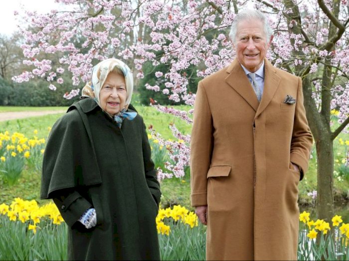Ratu Elizabeth Berfoto dengan Pangeran Charles Menyusul Wawancara Meghan & Harry Viral