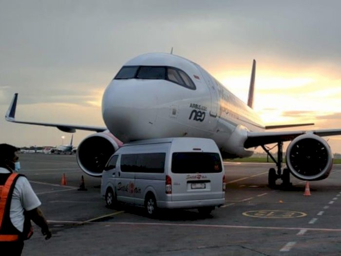 Sedang Parkir di Bandara Soetta, Shuttle Bus Batik Air ini Tabrak Bagian Depan Pesawat 
