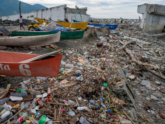 FOTO: Air Pasang Bawa Sampah Plastik di Palu