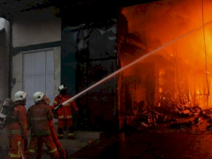 Menegangkan! Detik-detik Petugas Berjibaku Padamkan Kobaran Api di Apartemen Taman Sari