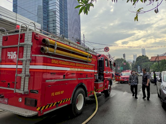 Kebakaran Apartemen Taman Sari, Petugas Kesulitan Evakuasi Korban Sampai Lantai 21
