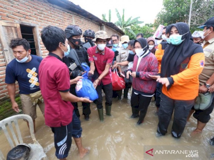 Mensos Risma Bagikan Langsung Bantuan Untuk Korban Banjir di NTB