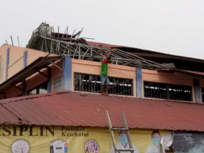 Diterjang Angin Kencang, Atap Seng Pasar Hutatonga Tapsel Rusak