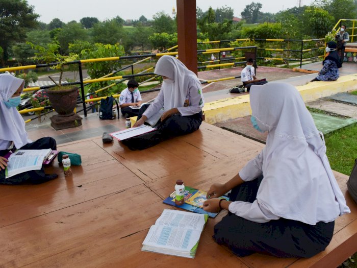 FOTO: Pembelajaran Luar Kelas Murid SMP di Madiun