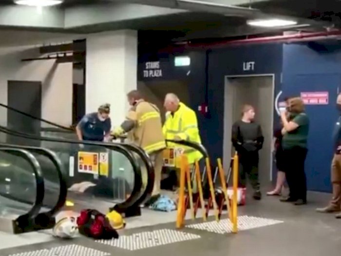 Kasihan! Wanita Ini Jatuh dan Terjebak di Eskalator Pusat Perbelanjaan Selama 15 Menit