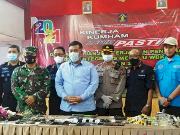Razia Lapas Padang, Petugas Gabungan Sita 20 Ponsel, Dihancurkan Lalu Direndam Air Garam