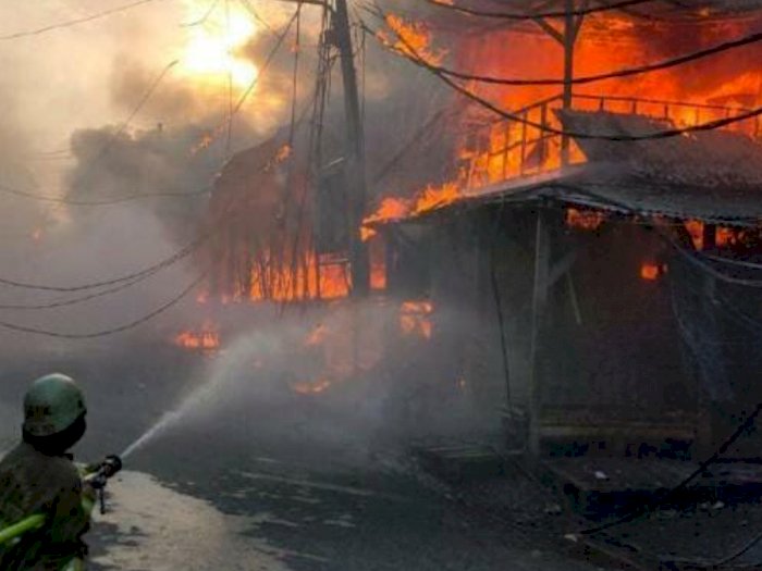 Kebakaran Hebat di Tanah Abang, 17 Mobil Damkar Berjibaku Padamkan Api