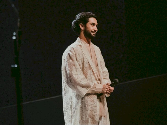Sebelum Jadi Aktor Terkenal, Reza Rahadian Ternyata Pernah Jadi Pedagang Keliling