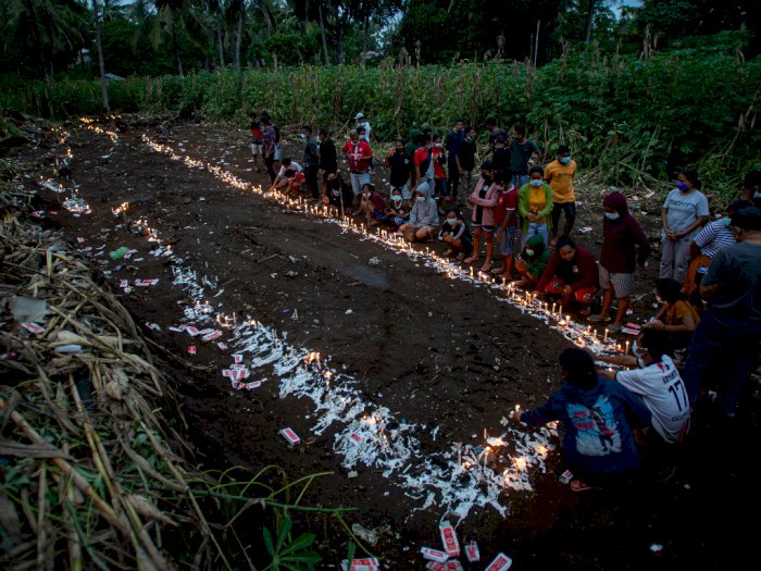 FOTO: Pemakaman Massal Korban Tanah Longsor Flores Timur
