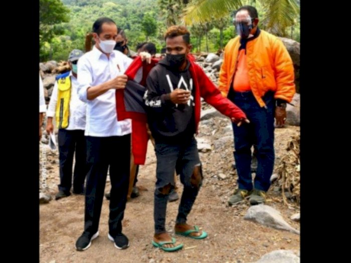 Setiba di Ile Ape, Jokowi Buka Jaket dan Berikan kepada Warga yang Pakai Sandal Jepit